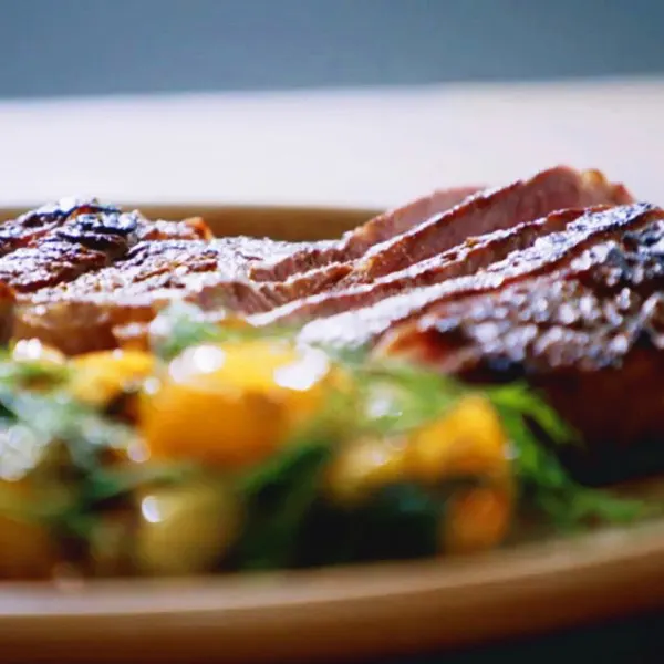 Steak d’entrecôte et tombée de tomates cerises au beurre