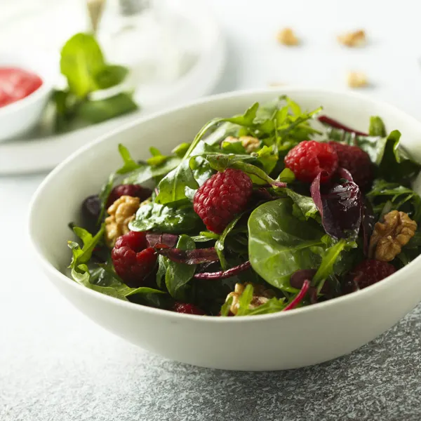 Salade en pot au poulet, aux framboises et aux épinards
