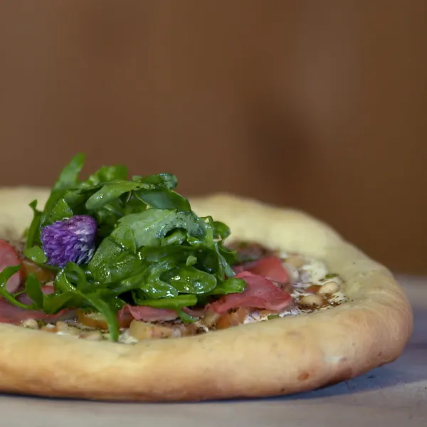 Pizza au flétan et pétoncles fumés