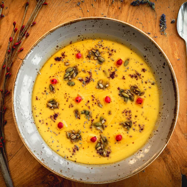 Crème de courge musquée et graines de citrouille caramélisées au sirop d’érable
