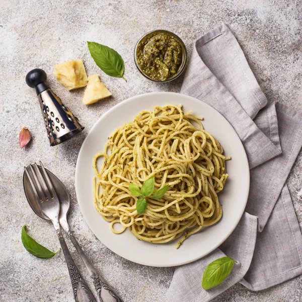 Spaghettis, brocoli et basilic
