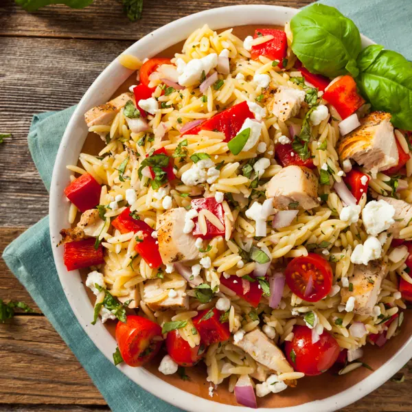 Orzo au poulet, tomates cerises et feta