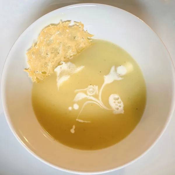 Crème de panais et de pommes au cari