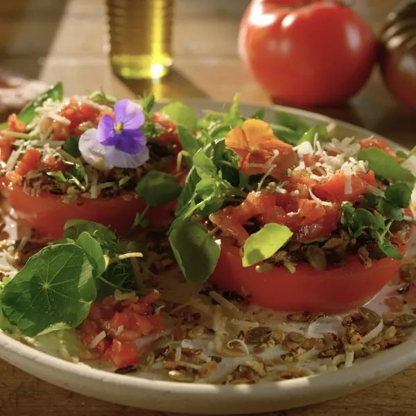 Steaks de tomates bien garnis