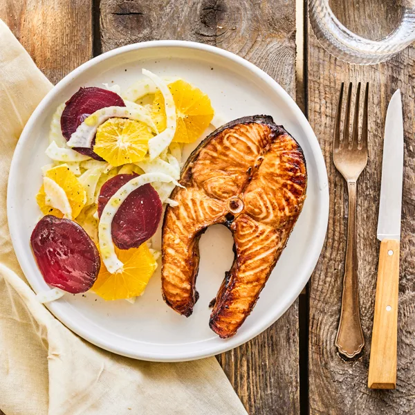 Darnes de saumon au miso et à l'orange à la friteuse à air, salade de fenouil et de betteraves