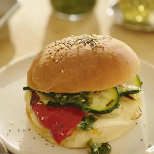 Hamburgers aux légumes grillés et fromage