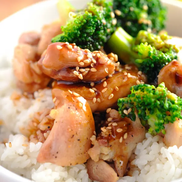 Poulet teriyaki à la mijoteuse avec nouilles de riz et légumes