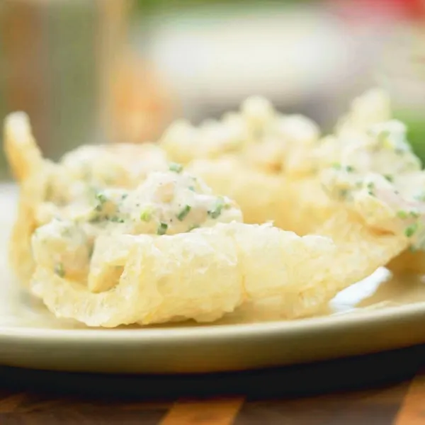 Chicharron et salade de crevettes nordiques