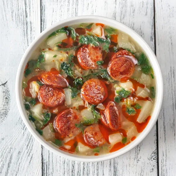 Soupe portugaise au chorizo et au chou frisé