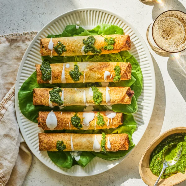 Taquitos au bœuf à la friteuse à air et sauce à la menthe