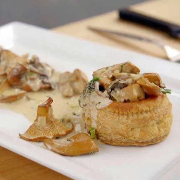 Vol au vent de champignons sauvages, sauce crème au bouquet d’armoise