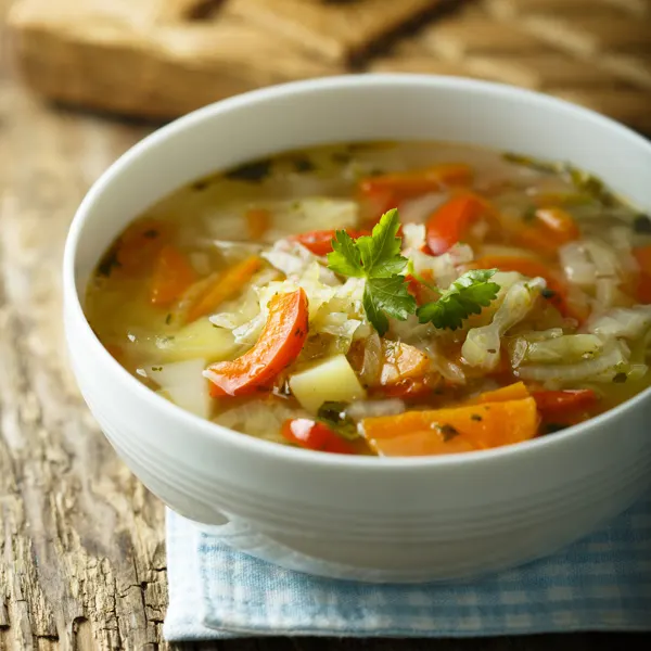Soupe-repas au kale et à la saucisse