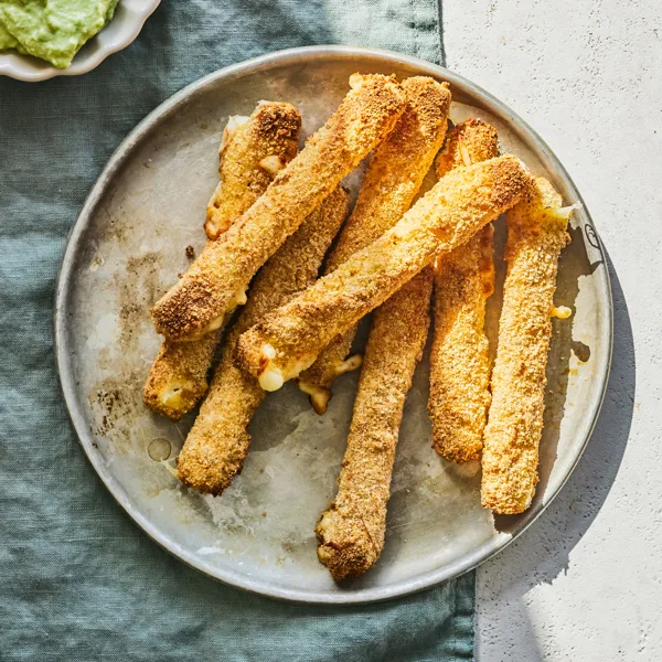 Bâtonnets de fromage à la friteuse à air et trempette à l’avocat