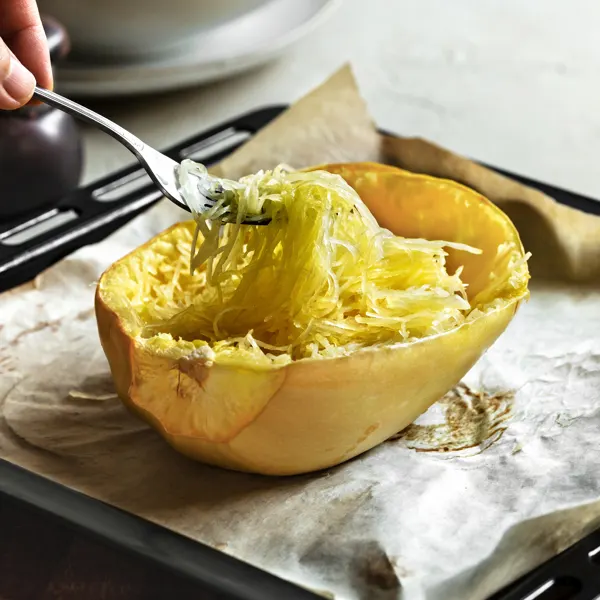 Courge spaghetti gratinée à l'ail et aux herbes