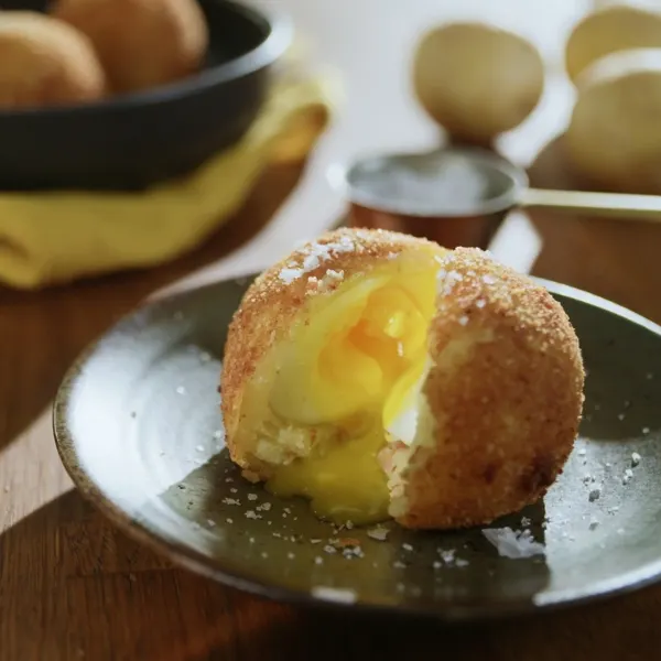 Œufs panés aux pommes de terre et prosciutto