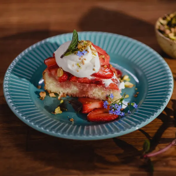 Gâteau blanc, garniture aux fraises