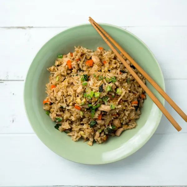 Riz frit au poulet et légumes rapide et simple