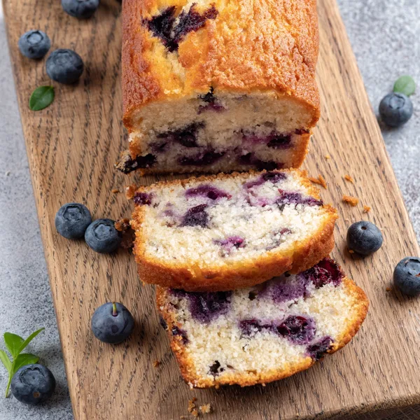 Pudding au pain aux bleuets, amandes et chocolat