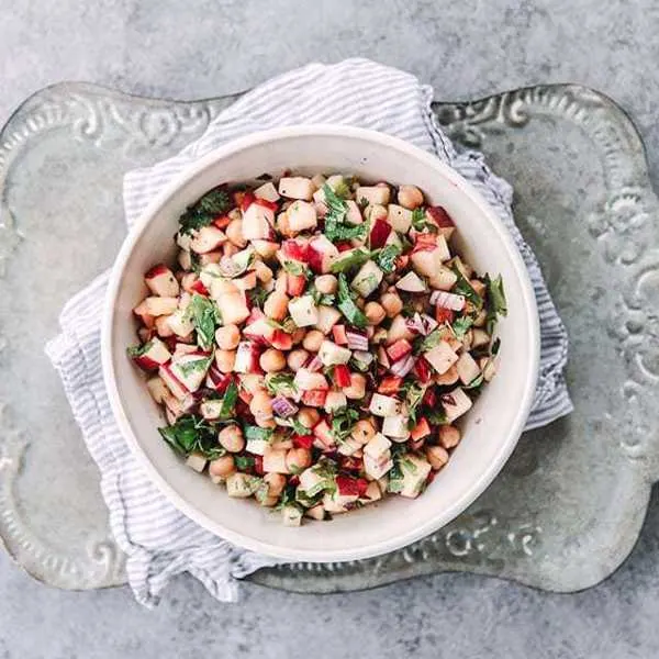 Salade de pommes, de poivrons rouges et de pois chiches