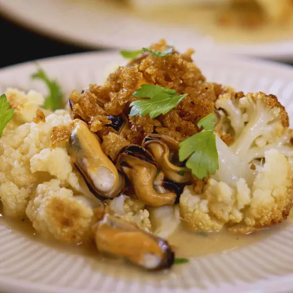 Chou-fleur rôti, ail et moules