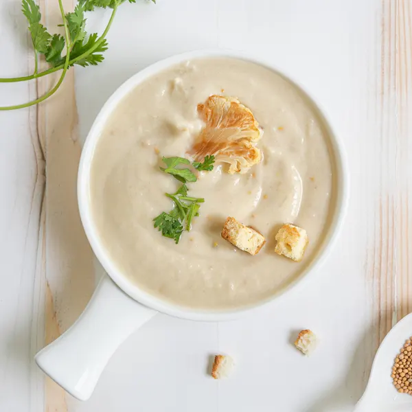 Potage au chou-fleur, aux poires et aux poireaux