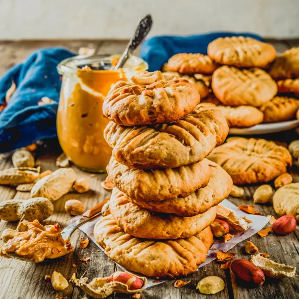 Biscuits aux arachides et confiture de framboises