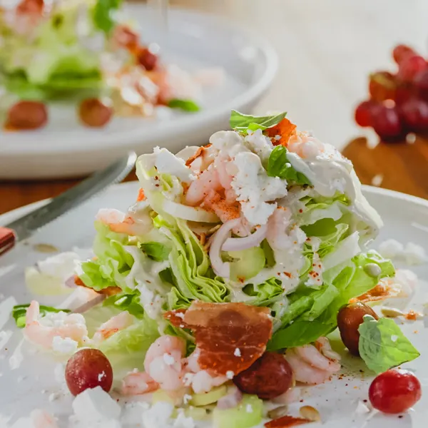 Laitue iceberg garnie aux raisins et gingembre