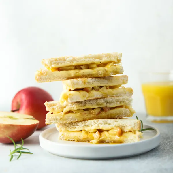 Grilled cheese pommes caramélisées et noix