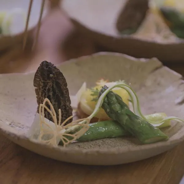 Morilles farcies, asperges et jaunes d’œuf en 2 façons