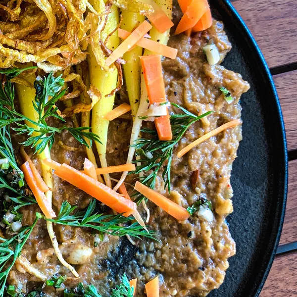 Carottes du jardin sur lit de baba ghanouj