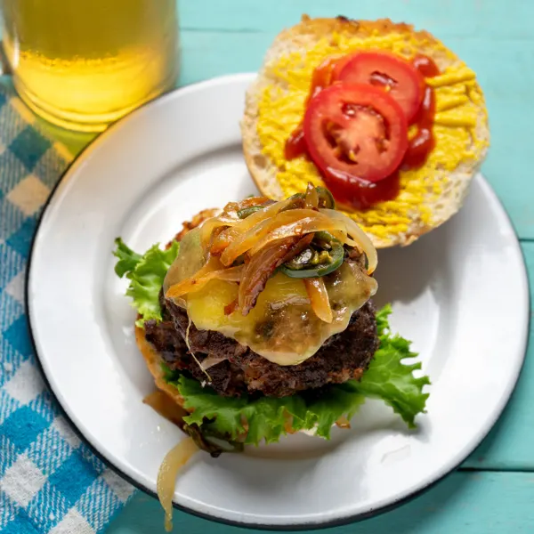Burger aux oignons caramélisés