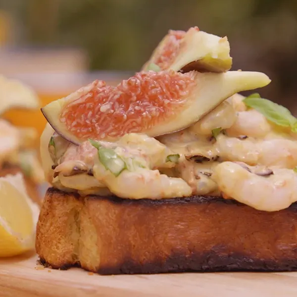 Guédille de crevettes nordiques, sauce à la figue grillée piquante et basilic