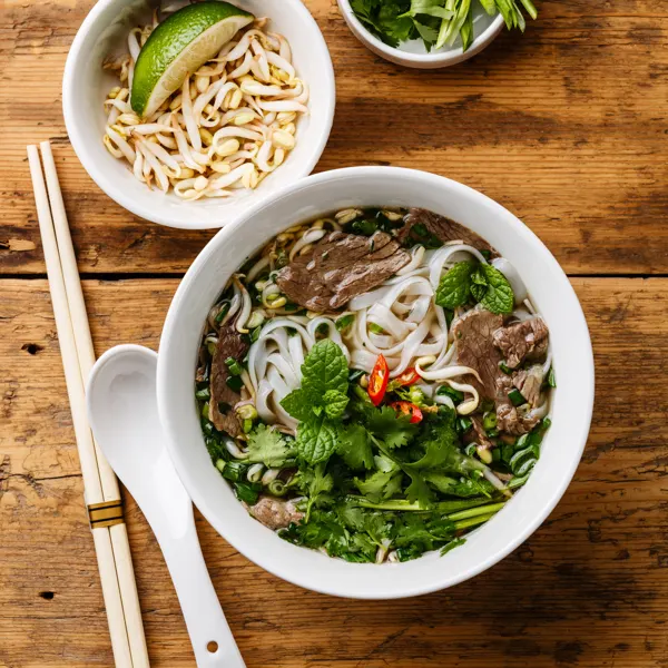 Soupe tonkinoise maison avec porc caramélisé