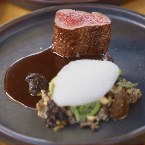 Filet de cerf, morilles farcies aux noisettes, duxelles et têtes de violon