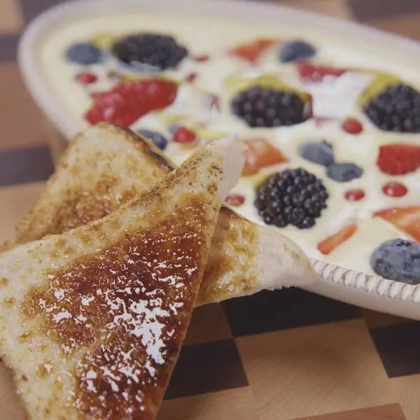 Crème anglaise à l’aspérule odorante, pain torché au sucre et petits fruits