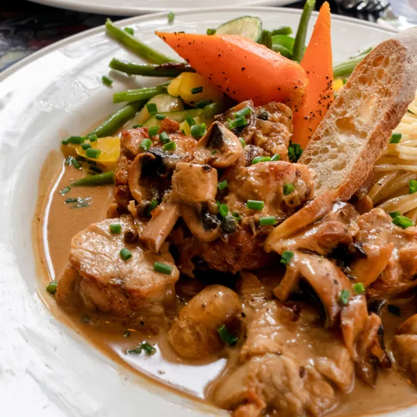 Ris de veau croustillant, vin blanc, vermouth et champignons