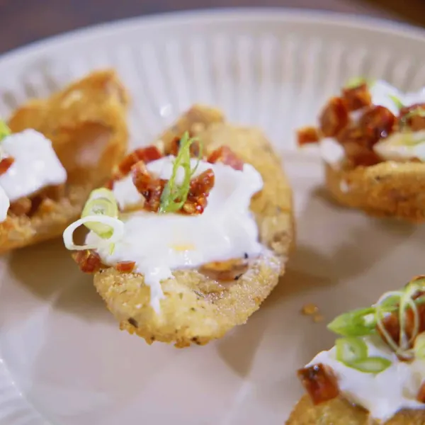 Canapés d’oignons rouges frits