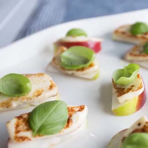 Canapés de halloumi, de pomme et de prosciutto