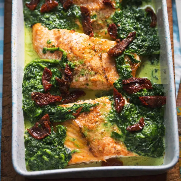 Saumon aux épinards, aux tomates séchées et au fromage à la crème