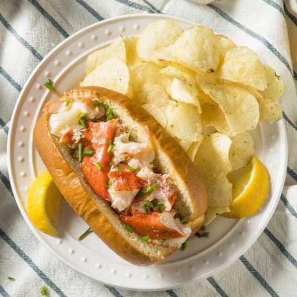Guédille au homard (lobster roll)