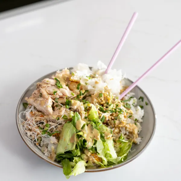 Poké bowl au saumon, mayonnaise wafu maison