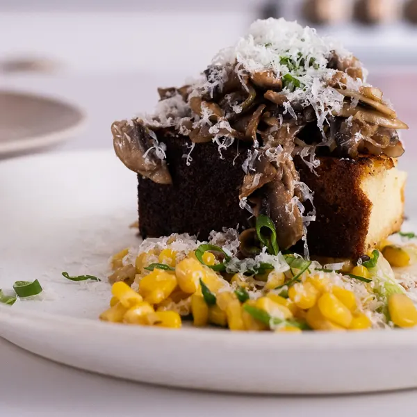 Gâteau de maïs et champignons poêlés