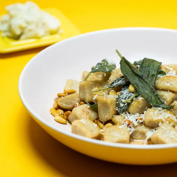 Gnocchis au beurre de sauge et noix de pin
