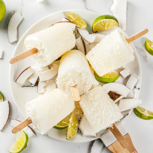 Popsicles glacés à la noix de coco et à la lime