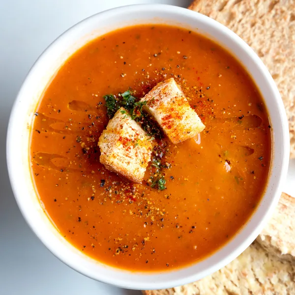 Potage de patates douces, de poivrons marinés et de riz brun