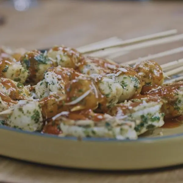 Brochettes de crevettes, sauce style cocktail