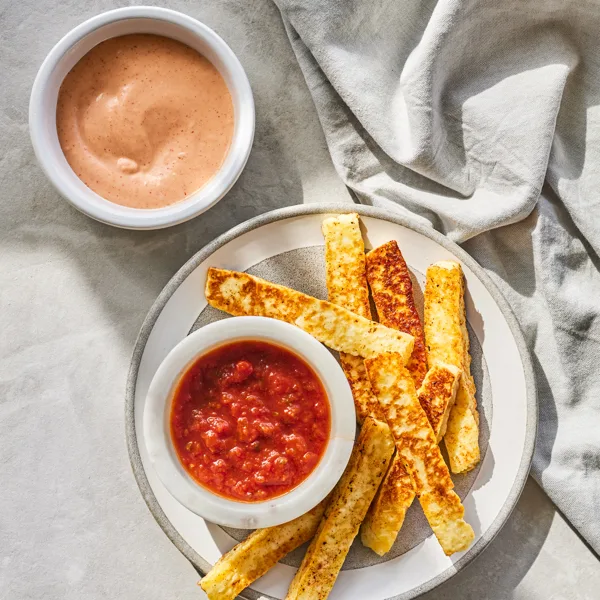 Frites de halloumi, mayonnaise épicée et sauce marinara