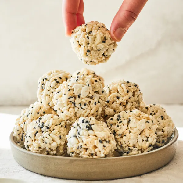 Boules de riz soufflé et de sésame noir