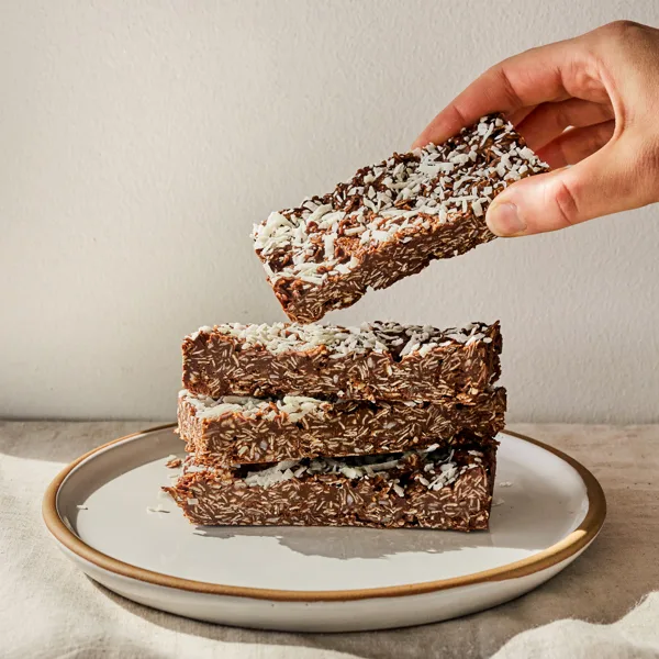 Barres sans cuisson à la noix de coco et au chocolat noir