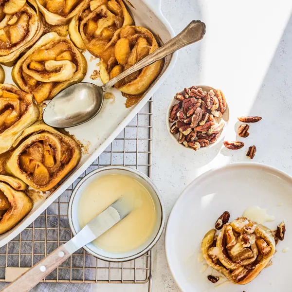 Brioches à la cannelle aux pommes à base de pâte à pizza